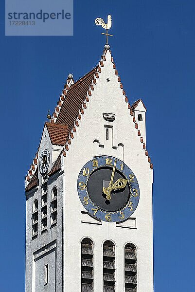 Glockenturm mit Turmuhr  Erlöserkirche im Stil des Historismus und Jugendstil  Schwabing  München  Oberbayern  Bayern  Deutschland  Europa