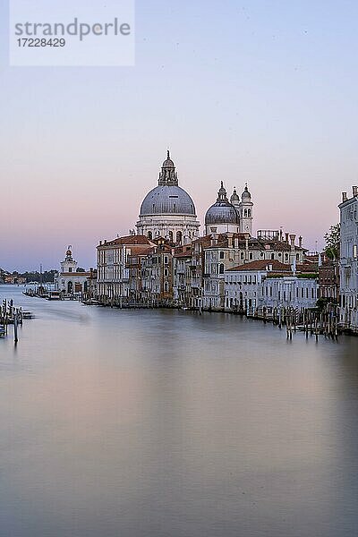 Abendstimmung  Langzeitaufnahme  Blick von der Ponte dell?Accademia auf den Canal Grande und die Basilika Santa Maria della Salute  Venedig  Venetien  Italien  Europa