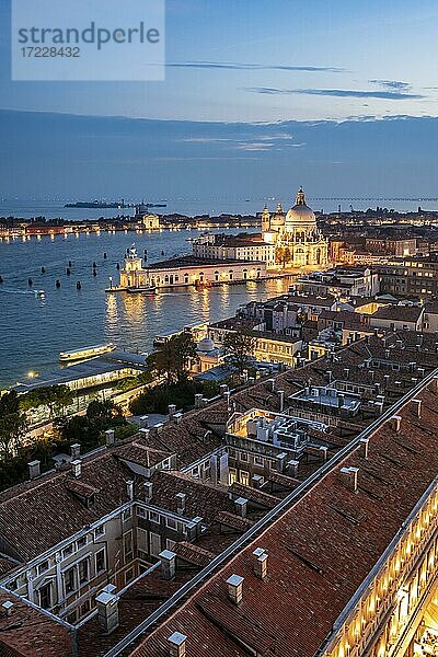 Abendstimmung  Sonnenuntergang am Canal Grande  Basilika Santa Maria della Salute  Venedig  Region Venetien  Italien  Europa