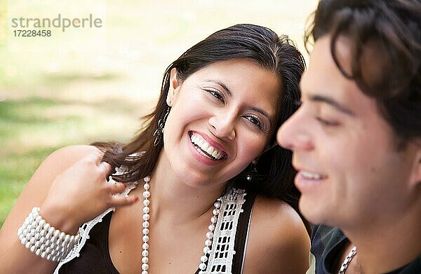 Attraktives hispanisches Paar  das sich im Park amüsiert