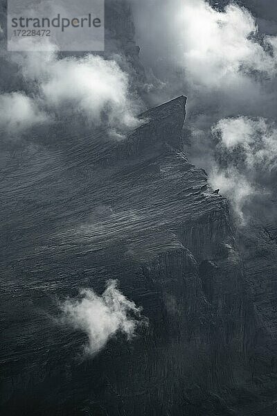Felsen im Nebel  Berglandschaft mit dramatischen Wolken  Berner Alpen  Berner Oberland  Schweiz  Europa