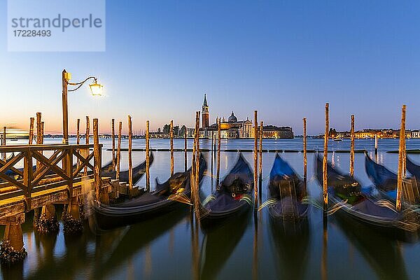 Venezianische Gondeln am Markusplatz im Abendlicht  blaue Stunde  hinten Kloster San Giorgio Maggiore  Stadtteil San Marco  Venedig  Region Venetien  Italien  Europa