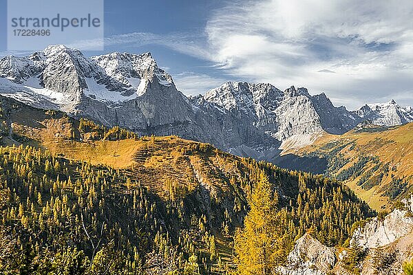 Herbst  gelbe Lärchen vor Bergen  Gipfel von links nach rechts  Spitzkarspitze  Eng  Gemeinde Hinterriß  Karwendelgebirge  Alpenpark Karwendel  Tirol  Österreich  Europa