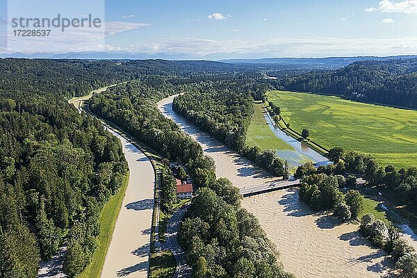 Isarwerkkanal und Brücke über Isar bei Hochwasser  Isarauen bei Schäftlarn  Drohnenaufnahme  Oberbayern  Bayern  Deutschland  Europa