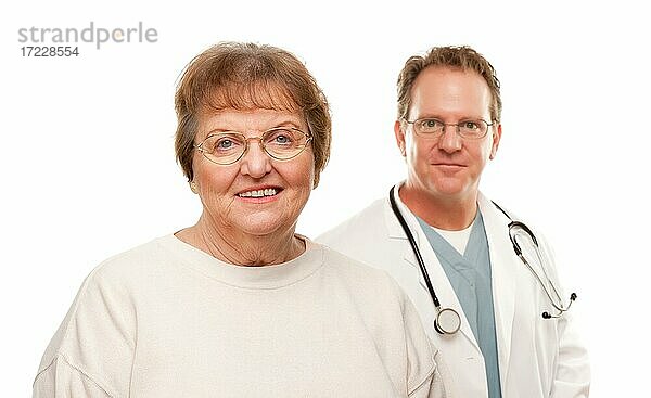 Lächelnde ältere Frau mit männlichen Arzt hinter isoliert auf einem weißen Hintergrund