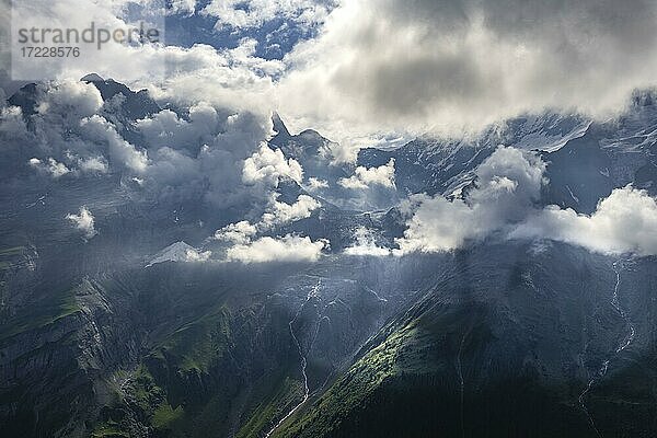 Berglandschaft  Berggipfel mit dramatischen Wolken  Berner Alpen  Berner Oberland  Schweiz  Europa