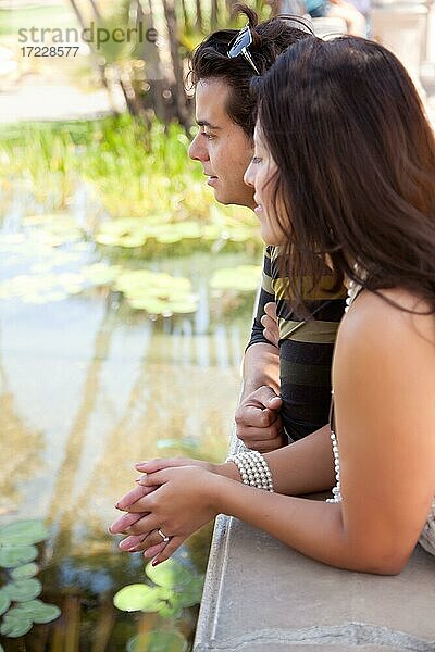 Attraktives hispanisches Paar übersehen Teich zusammen im Freien