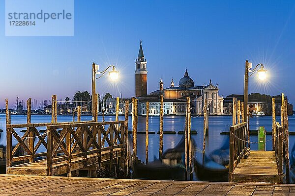 Venezianische Gondeln am Markusplatz im Abendlicht  blaue Stunde  Kloster San Giorgio Maggiore  Stadtteil San Marco  Venedig  Region Venetien  Italien  Europa