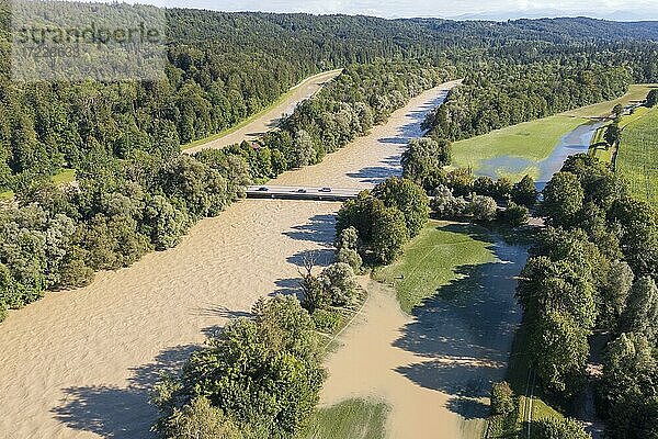 Brücke über Isar und Isarwerkkanal bei Hochwasser  Isarauen bei Schäftlarn  Drohnenaufnahme  Oberbayern  Bayern  Deutschland  Europa