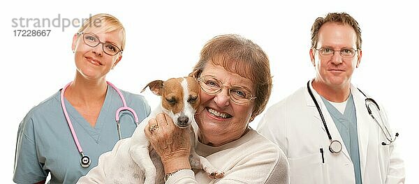 Glückliche ältere Frau mit Hund und Tierarzt und Krankenschwester isoliert auf einem weißen Hintergrund