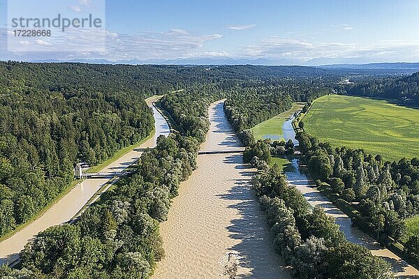 Brücke über Isar und Isarwerkkanal bei Hochwasser  Isarauen bei Schäftlarn  Drohnenaufnahme  Oberbayern  Bayern  Deutschland  Europa