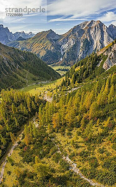 Alpenpanorama im Herbst  Lärchen  Berge und Bergtäler  Blick auf den Großen Ahornboden  Eng  Gemeinde Hinterriß  Karwendelgebirge  Alpenpark Karwendel  Tirol  Österreich  Europa