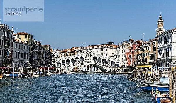 Rialto Brücke über den Canal Grande  Venedig  Venetien  Italien  Europa