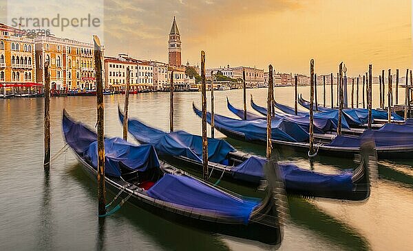 Abendstimmung  Sonnenuntergang am Canal Grande  Gondeln am Pier  Glockenturm des Campanile  Venedig  Region Venetien  Italien  Europa