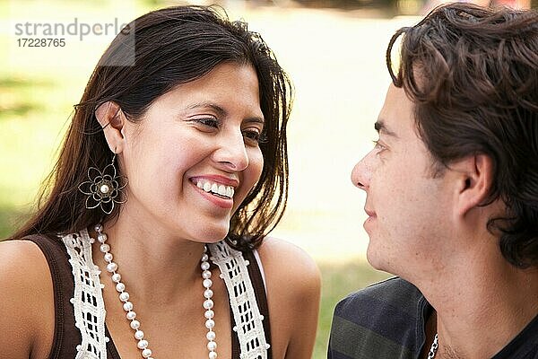 Glückliches attraktives hispanisches Paar  das sich im Park amüsiert