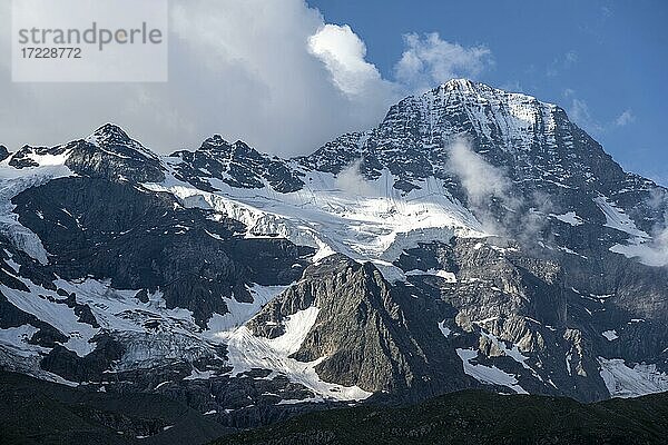 Schneebedeckte Berggipfel Jungfrau mit Gletscher Jungfraufirn  Berner Alpen  Berner Oberland  Schweiz  Europa