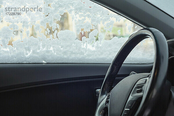 Innenseite eines Autos mit schneebedecktem Fenster