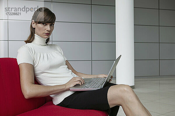 Porträt schöne junge Geschäftsfrau arbeitet am Laptop im Büro Lobby