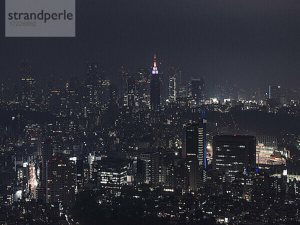 Beleuchtete Stadtlandschaft Gebäude bei Nacht  Tokio  Japan