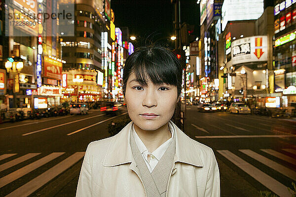 Porträt ernsthafte Geschäftsfrau auf Stadt Straße in der Nacht  Tokio  Japan