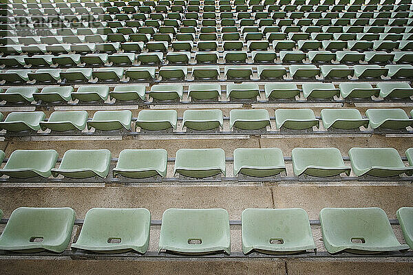 Grüne Sitzreihen im Stadion