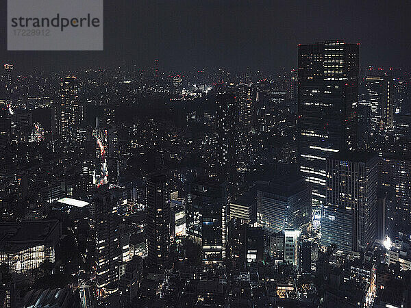 Beleuchtete Gebäude und Stadtbild bei Nacht  Tokio  Japan