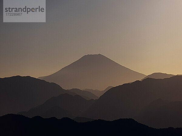 Silhouetted Mount Fuji bei Sonnenaufgang  Fuji-Hakone-Izu National Park  Japan