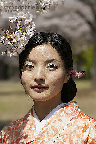 Close up Porträt schöne junge Frau unter Kirschblüten
