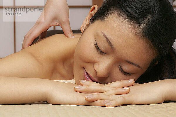 Close up heitere junge Frau erhalten Massage im Spa