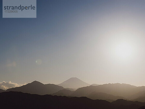 Scenic ruhige Silhouette Blick Mount Fuji bei Sonnenaufgang  Fuji-Hakone-Izu National Park  Japan