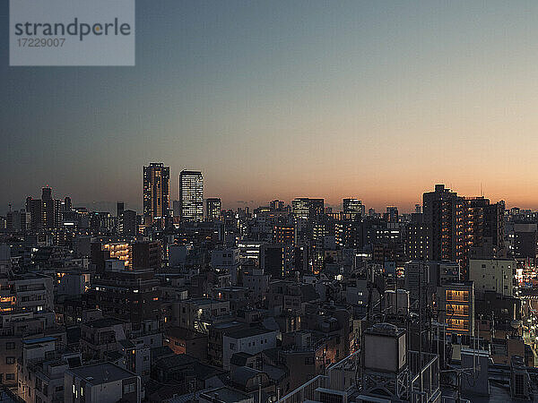 Stadtbild Gebäude in der Abenddämmerung  Tokio  Japan