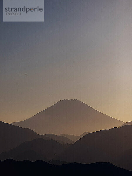 Landschaftliche Silhouettenansicht des Mount Fuji bei Sonnenaufgang  Fuji-Hakone-Izu-Nationalpark  Japan
