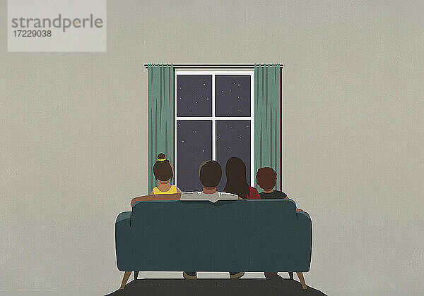 Familie auf Sofa mit Blick aus dem Fenster auf Sternenhimmel