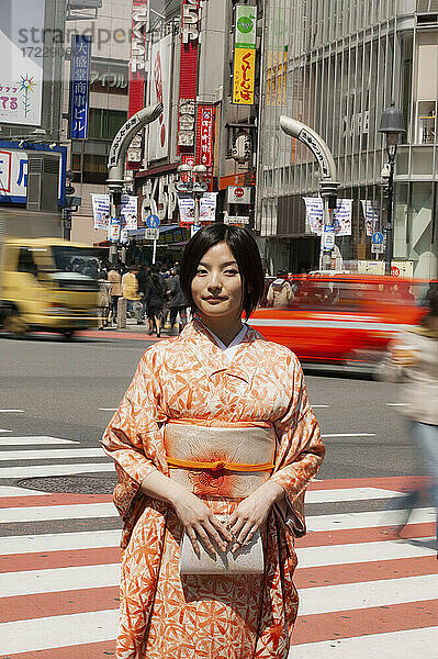 Porträt schöne junge Frau im Kimono auf belebten Stadtstraße  Izu  Japan