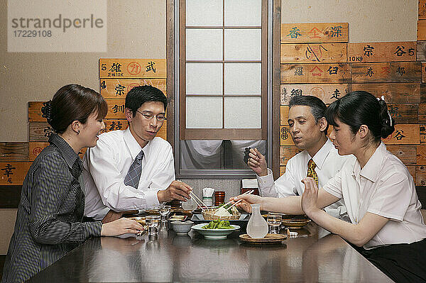 Japanische Geschäftsleute genießen das Mittagessen im Restaurant