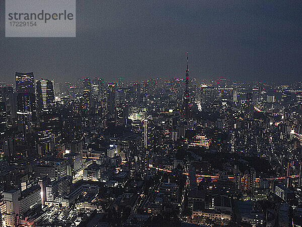 Beleuchtete Hochhäuser und Stadtbild bei Nacht  Tokio  Japan