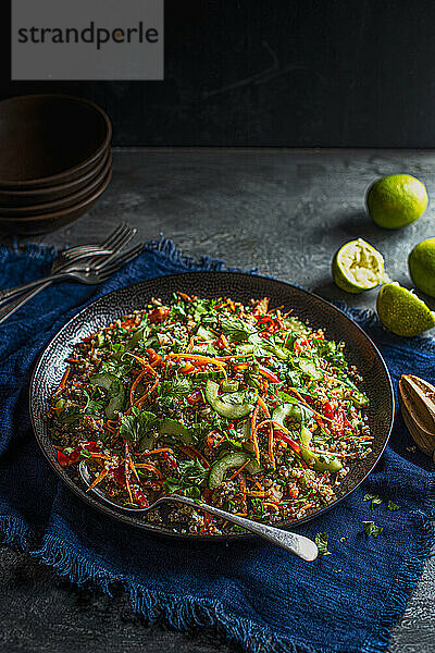 Veganer knuspriger Quinoa-Salat mit Karotten  Paprika  Koriander  Limetten  Sesam  Sesamöl und Penutbutter-Dressing
