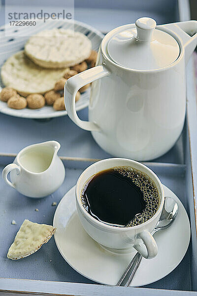 Eine Tasse mit Filterkaffee dazu Kekse und Gebäck