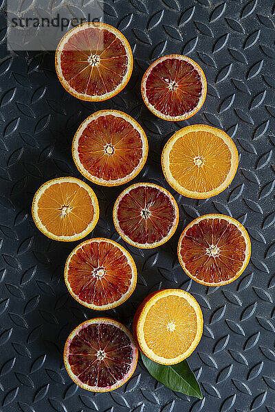 Orangen- und Blutorangenhälften