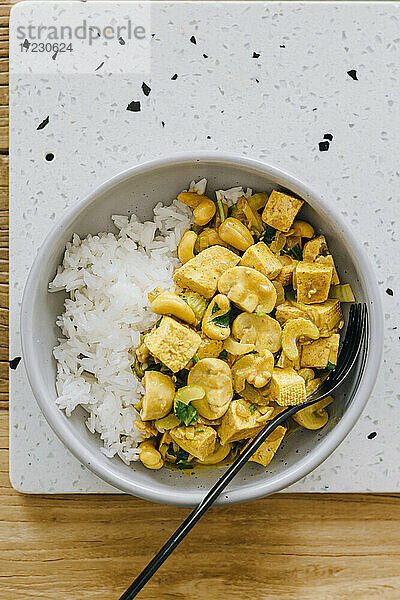 Veganes Tofu-Curry mit Pilzen und Cashewnüssen
