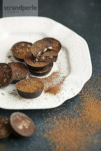 Keto-freundliche Schokolade aus rohem Kakao  Kokosöl  Zuckerersatz und Mandeln