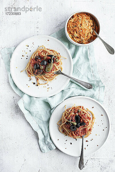 Spaghetti Puttanesca mit Karottensalat