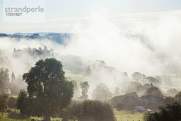 Morgennebel über Abergavenny  Südwales