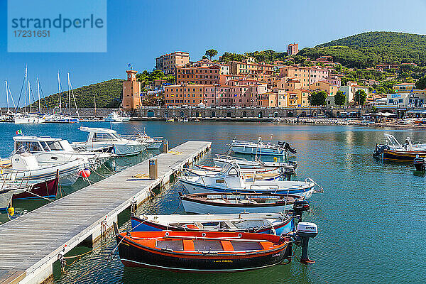 Dorf Rio Marina  Hafen und Liegeplätze auf der Insel Elba