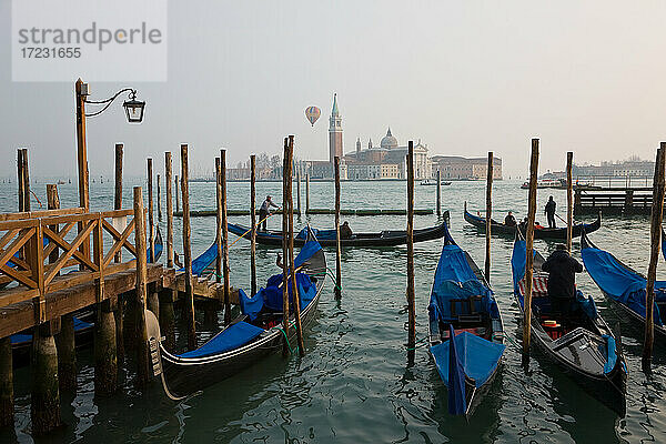 Venedig  Gondeln an der Piazza San Marco  Blick auf San Giorgio Maggiore