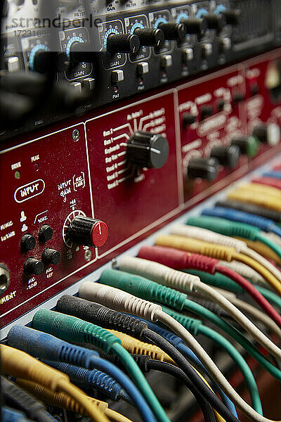 Elektronische Kabel in einem Aufnahmestudio