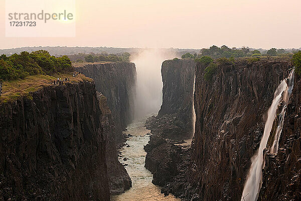 Victoria Falls  riesige Wasserfälle des Sambesi-Flusses  die über steile Klippen fließen.