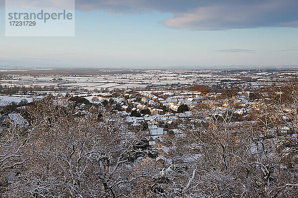 Luftaufnahme der Cotswolds-Stadt Wotton Under Edge im Schnee