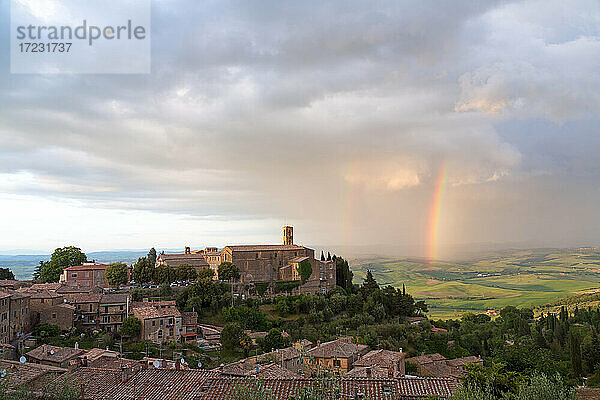 Regenbogen über der Hügelstadt Montalcino  Toskana