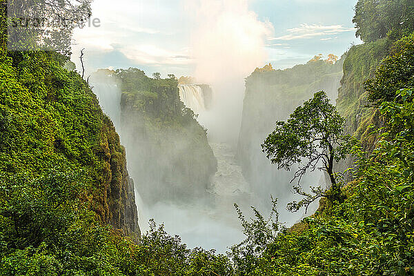 Victoria Falls  die Wasserfälle des Sambesi-Flusses von den Klippen in Simbabwe aus gesehen